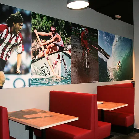 Auberge de jeunesse & Sports Cafe *