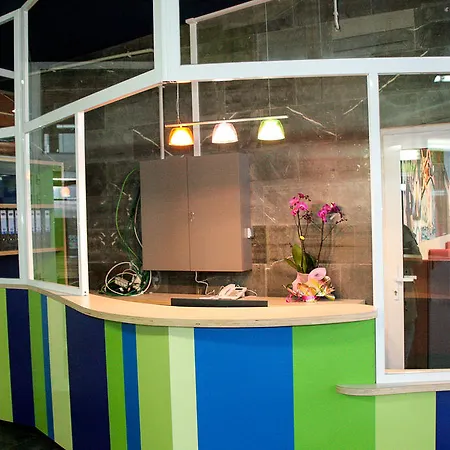 旅馆 & Sports Cafe 蒙达卡