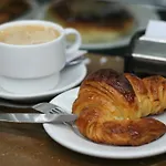 & Sports Cafe Ostello